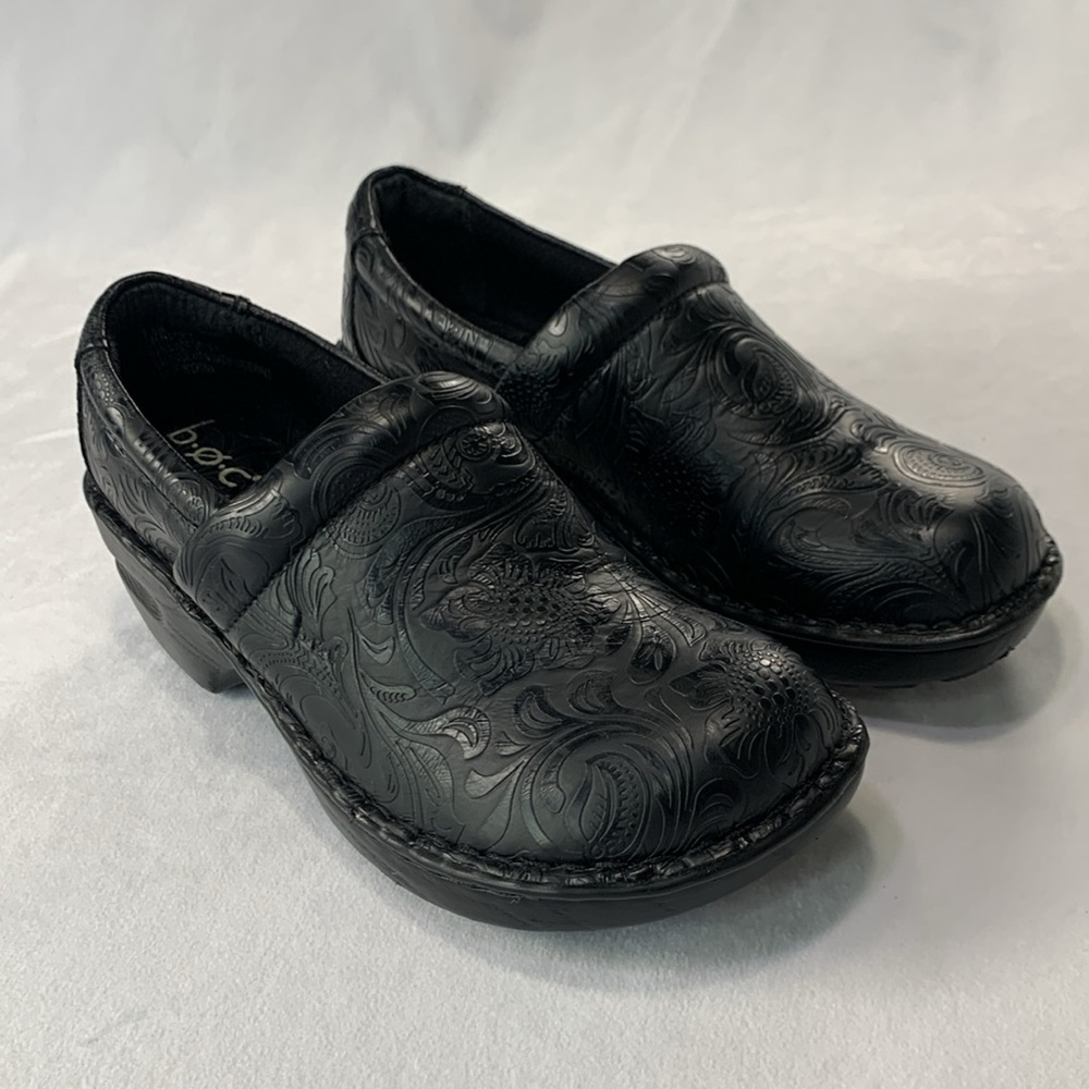 Comfort Clogs Mules Slip-On Black Faux Leather Embossed b o c Peggy Size 7.5